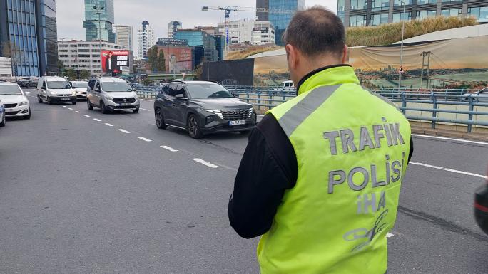 BEŞİKTAŞ’TA YAYALARA YOL VERMEYEN SÜRÜCÜLERE CEZA YAZILDI 