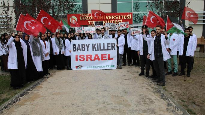 TIP FAKÜLTESİ ÖĞRENCİLERİNDEN İSRAİL’E YÖNELİK KINAMA EYLEMİ