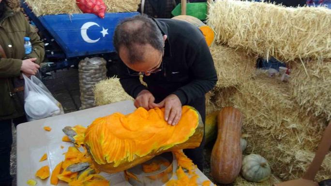 BAL KABAĞINDAN ÜRETTİĞİ ESERİNİ GASTRONOMİ PROĞRAMINDA SERGİLEDİ