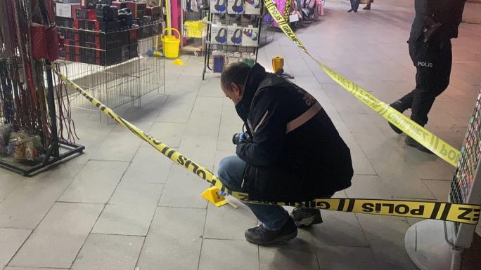 HUSUMETLİ OLDUĞU ŞAHSI GÖRÜNCE PEŞ PEŞE TETİĞE BASTI: 2 YARALI 