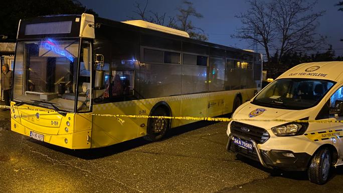 KAYAN İETT OTOBÜSÜNÜ DURDURMAYA ÇALIŞAN ŞOFÖR EZİLEREK AĞIR YARALANDI 