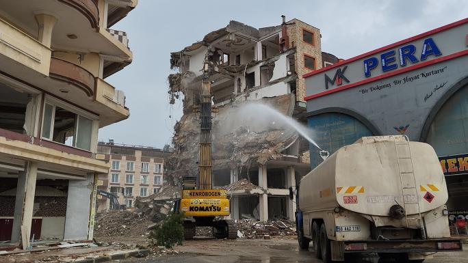 HATAY’DA AĞIR HASARLI BİNALARIN YIKIMI 19 MAHALLEDE SÜRÜYOR 