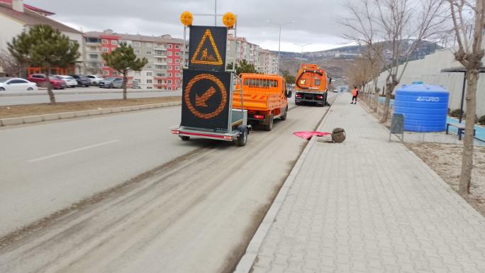 KARAYOLLARINDA TRAFİK LEVHA VE TABELA TEMİZLİĞİ