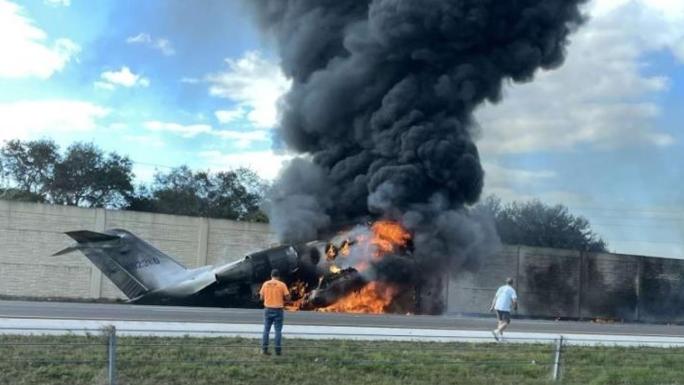 FLORİDA’DA OTOYOLA İNEN KÜÇÜK UÇAK ARACA ÇARPIP ALEV ALDI: 2 ÖLÜ
