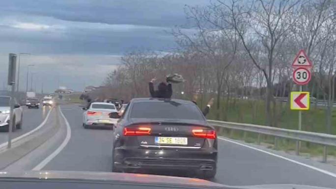 BAŞAKŞEHİR’DE TRAFİĞİ YAVAŞLATIP, MAKAS ATTILAR: DÜĞÜN KONVOYUNUN TRAFİĞİ TEHLİKEYE DÜŞÜRDÜĞÜ ANLAR KAMERADA