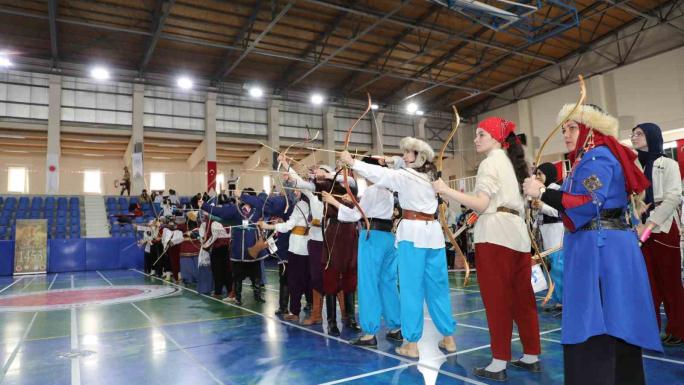 YOZGAT’TA BULUŞAN 300 OKCU ‘TARİH’ İÇİN OK ATTI