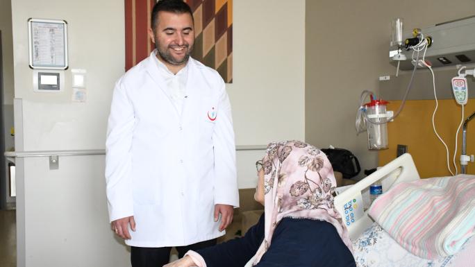 BAŞHEKİMDEN ŞEHİR HASTANESİNDEKİ YAŞLI HASTALARA KUTLAMA ZİYARETLERİ