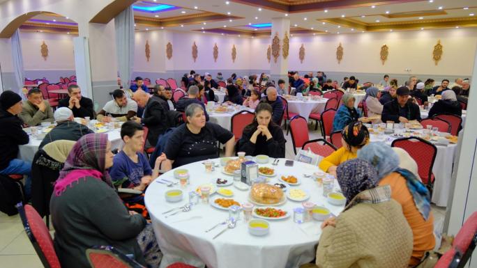 YOZGAT’TA BARINMAKTA OLAN DEPREMZELER İFTAR SOFRASINDA AĞIRLANDI