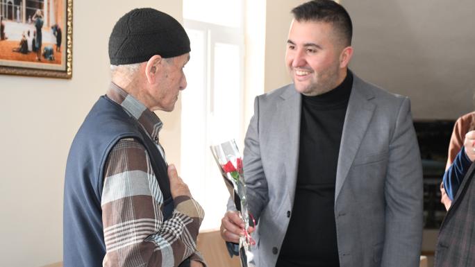 BAŞHEKİM KOZAN’DAN HUZUREVİ SAKİNLERİNE KARANFİLLİ ZİYARET