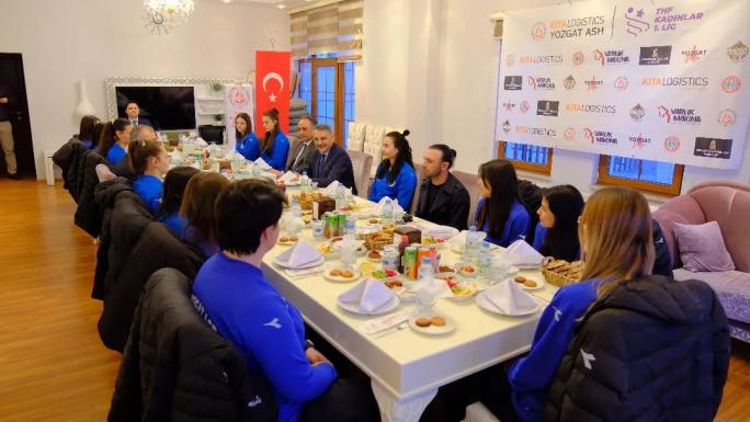 VALİ ÖZKAN BAYAN HENTBOLCULARLA İFTAR SOFRASINDA BULUŞTU
