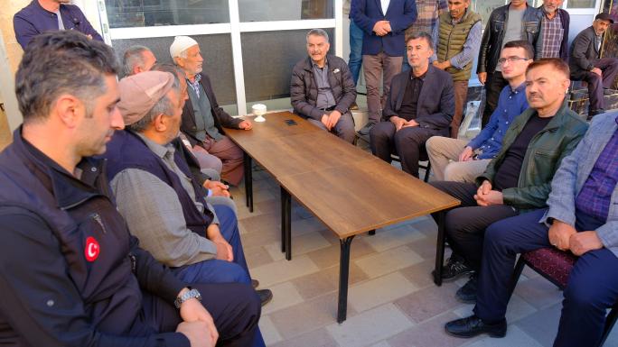 YOZGAT VALİSİ ÖZKAN’IN BİR AYAĞI DEPREM KÖYLERİNDE