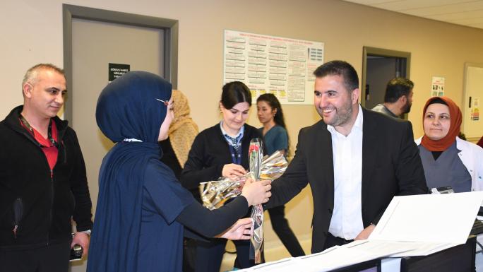 ŞEHİR HASTANESİNDE EBELER HAFTASINDA KARANFİLLİ KUTLAMA