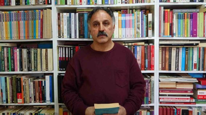 38 YILLIK MESLEK AŞKI, BABA EVİNİ KÜTÜPHANEYE ÇEVİRTTİ