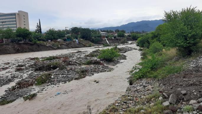 KUVVETLİ YAĞIŞIN ETKİLİ OLDUĞU HATAY’DA SEL YOLU İKİYE BÖLDÜ 