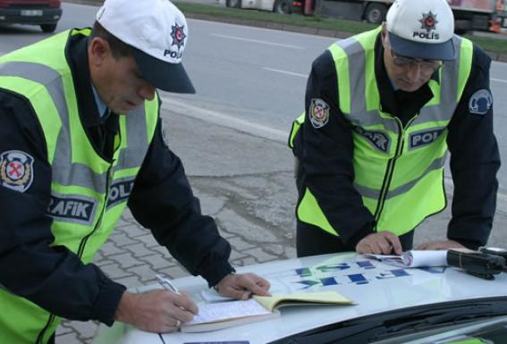 TRAFİK EKİPLERİ 15 GÜNDE 2045 ARACA CEZA YAĞDIRDI