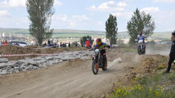 ENGELLERLE DOLU PARKURDA YARIŞAN MOTOSİKLETCİLER NEFES KESTİ