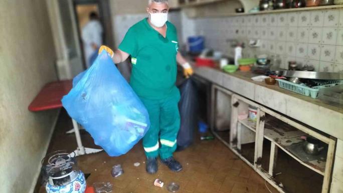 5 DAİRE SAHİBİ ABLA-KARDEŞİN EVİNDEN 3 KAMYON ÇÖP ÇIKTI