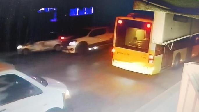 ATAŞEHİR’DE SEYİR HALİNDEKİ OTOMOBİLE ÇARPIP KAÇAN ARAÇ KAMERADA 