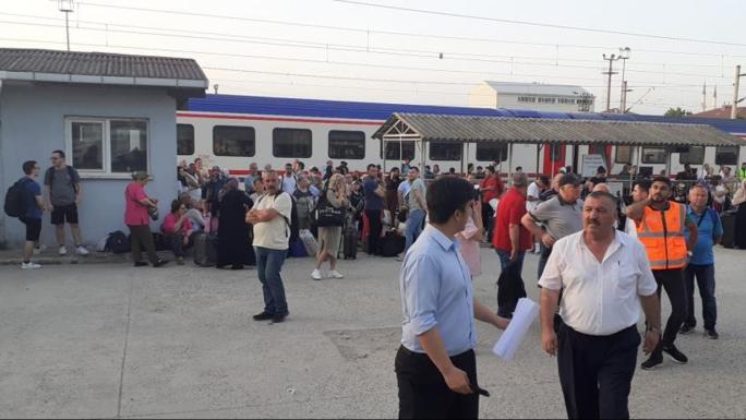 HALKALI-EDİRNE TRENİ DURDU, YÜZLERCE YOLCU İSTASYONDA KALDI 
