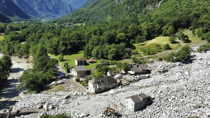 İSVİÇRE’DE SEL VE TOPRAK KAYMASI 