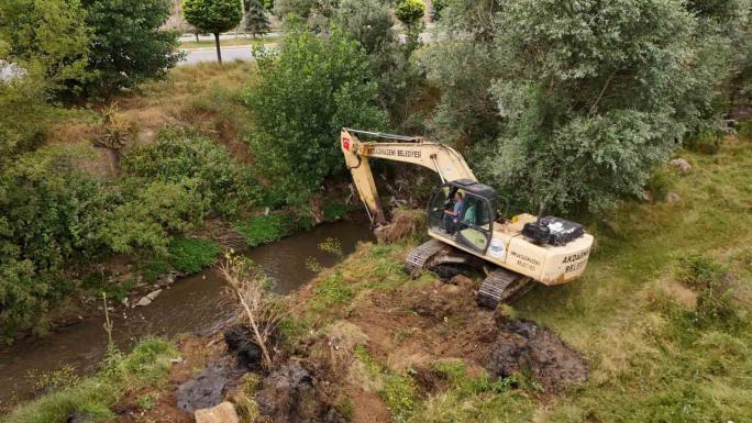 AKDAĞMADENİ’NDE DERE YATAKLARI TEMİZLENİYOR 