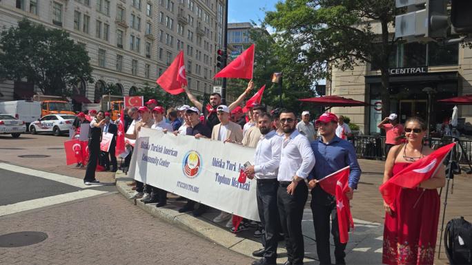 CUMHURBAŞKANI ERDOĞAN’I, ABD’DE KONAKLAYACAĞI OTELİN ÖNÜNDE TÜRK VATANDAŞLARI KARŞILADI 