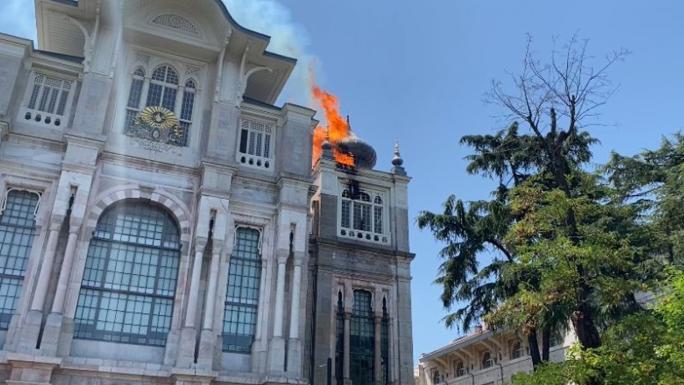 SAĞLIK BİLİMLERİ ÜNİVERSİTESİNİN TARİHİ BİNASINDA YANGIN: KUBBE ÇÖKTÜ