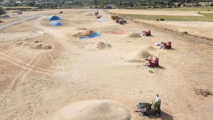 YOZGAT’TA  ÇİFTÇİLERİN  KAVURUCU SICAK ALTINDA HASAT MESAİSİ