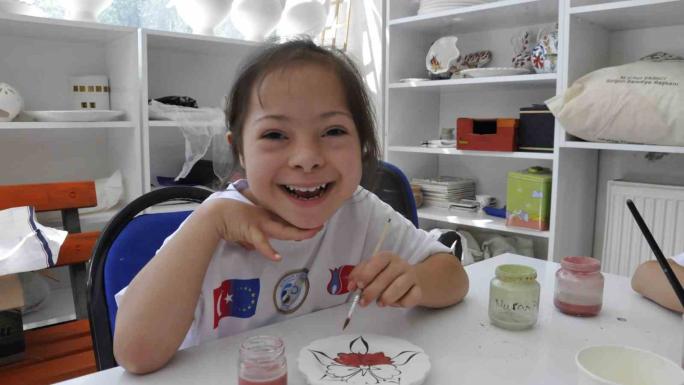 ENGELLERİNİ ÇİNİ İŞLEYEREK UNUTTULAR 