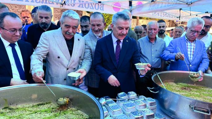 BÜYÜK CAMİ AVLUSUNDA VE CUMHURİYET ALANINDA AŞURE DAĞITIMI