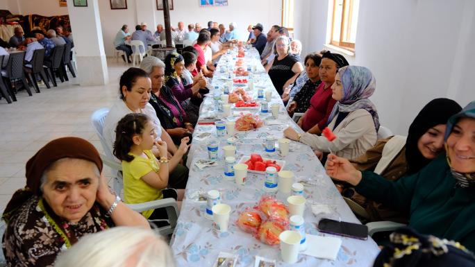 VALİ ÖZKAN PEMBECİK KÖYÜNDE DÜZENLENEN AŞURE ETKİNLİĞİNE KATILDI