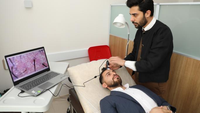 TIP FAKÜLTESİ HASTANESİNDE BİR İLK: SAÇ TEDAVİSİNE BAŞLANDI