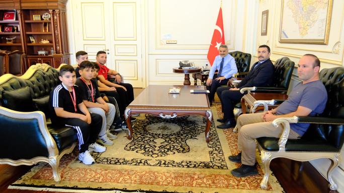 YOZGAT'IN MADALYALI PEHLİVANLARI VALİLİKTE AĞIRLANDI