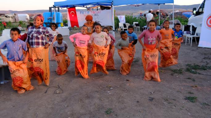 MEVSİMLİK TARIM İŞÇİLERİNİN ÇOCUKLARI GÖNÜLLERİNCE EĞLENDİLER