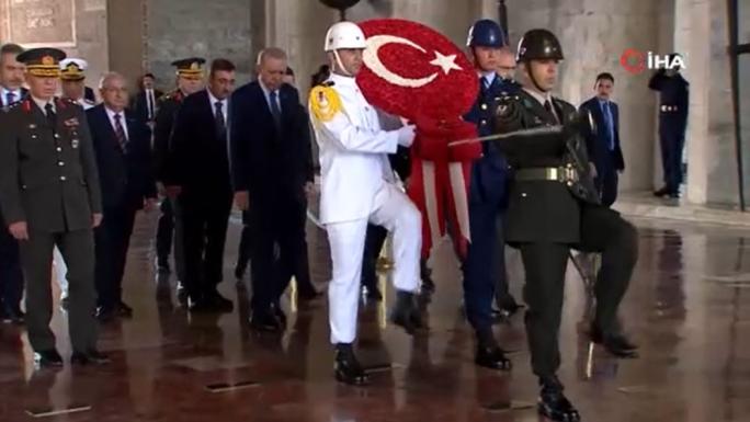 CUMHURBAŞKANI ERDOĞAN, YAŞ ÜYELERİYLE BİRLİKTE ANITKABİR’İ ZİYARET ETTİ