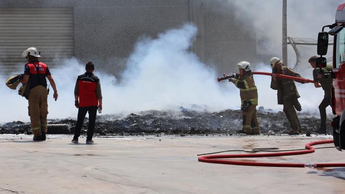 İZMİR’DEKİ YANGINDA 3 FABRİKA, 5 ARAÇ ZARAR GÖRDÜ 