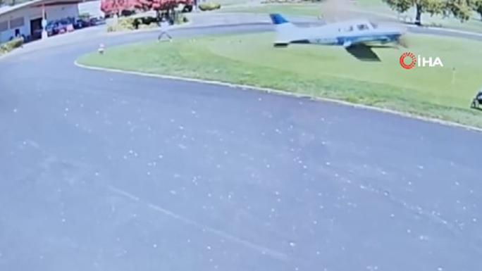 ABD’DE KÜÇÜK UÇAK GOLF SAHASINA DÜŞTÜ 