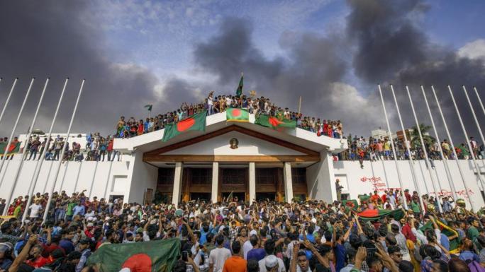 BANGLADEŞ'TE PARLAMENTO FESHEDİLDİ 