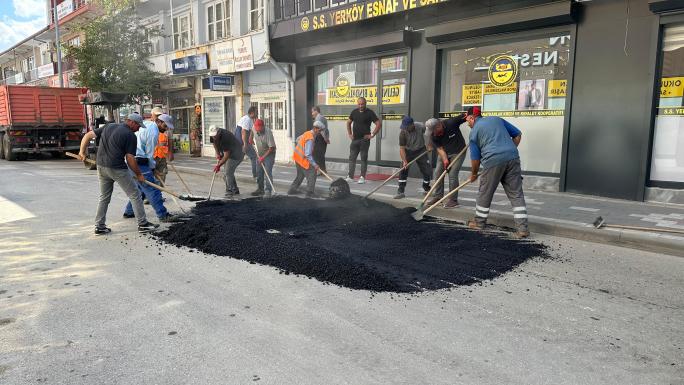 YERKÖYDE BOZULAN ASFALT YOLLAR ONARILIYOR