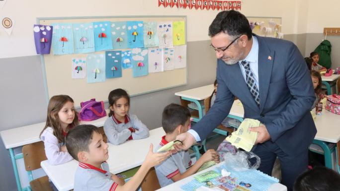 YERKÖY’DE  BAŞKAN ARSLAN’DAN 2000 ÖĞRENCİYE KALEMLİK ARMAĞANI