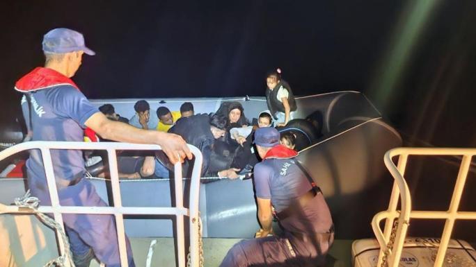 AYVALIK AÇIKLARINDA 3’Ü ÇOCUK 14 DÜZENSİZ GÖÇMEN YAKALANDI 