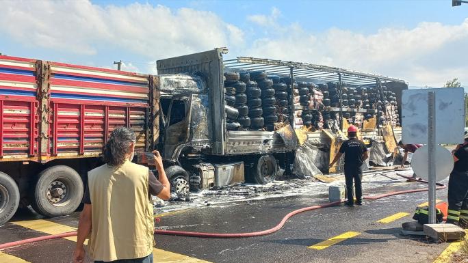 BOLU DAĞI’NDA KORKUTAN KAZA: TIRLAR ÇARPIŞTI, ALEVLER YÜKSELDİ 