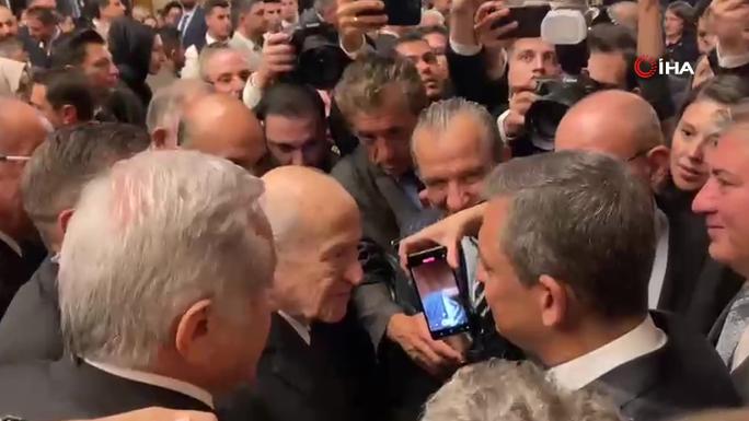 BAHÇELİ VE ÖZEL, TBMM RESEPSİYONUNDA AYAKÜSTÜ SOHBET ETTİ 