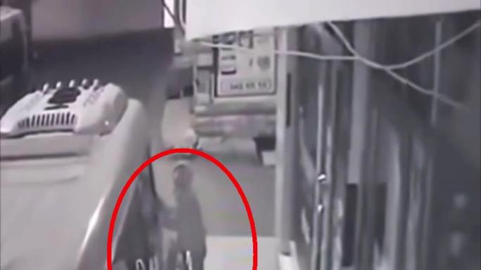 BURSA’DA VİCDANSIZ HIRSIZ KAMERADA: SMA HASTASI BEBEĞİN KUMBARASINI ÇALDI