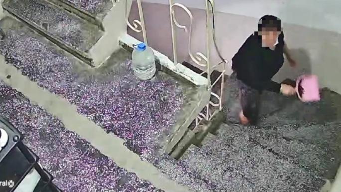 GÜRÜLTÜ YAPTIKLARI İDDİASIYLA KOMŞUNUN KAPISINI ÇÖPLÜĞE ÇEVİRDİ, 2 YILDA 400’DEN FAZLA POLİS GELDİ