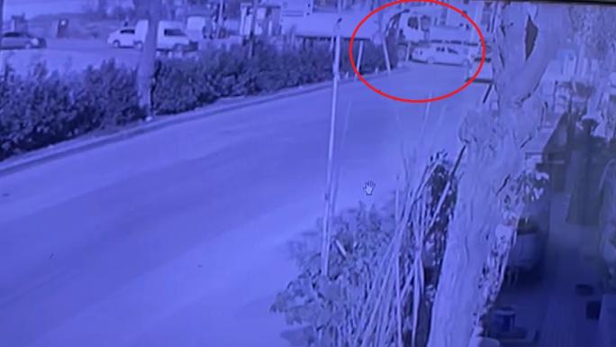 HAFRİYAT KAMYONU, OTOMOBİLİ METRELERCE SÜRÜKLEDİ: O ANLAR KAMERADA 