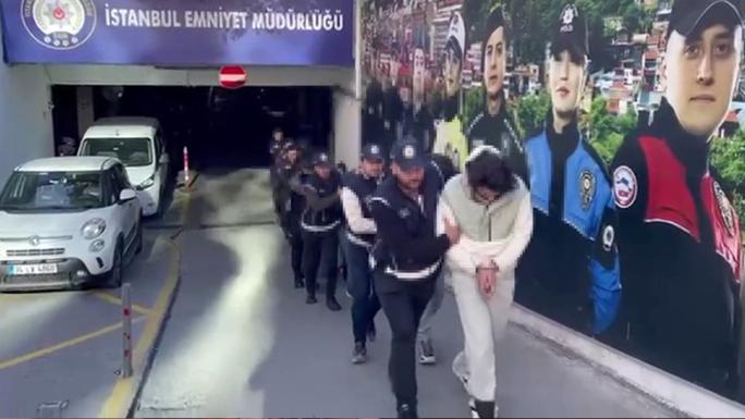 İSTANBUL’DA SAHTE PASAPORT ŞEBEKESİ ÇÖKERTİLDİ: 13 GÖZALTI