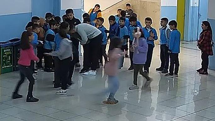 HEİMLİCH MANEVRASI İLE ÖĞRENCİSİNİN HAYATINI KURTARDI