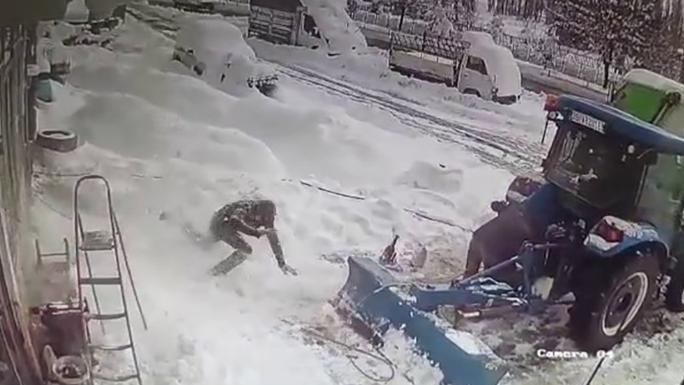 KAR KÜTLESİ ADAMIN ÜZERİNE DÜŞTÜ 