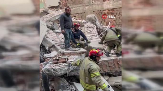 GÜNGÖREN&#039;DE TADİLAT HALİNDEKİ BİNANIN 3. KATINDA ÇÖKME MEYDANA GELDİ 
